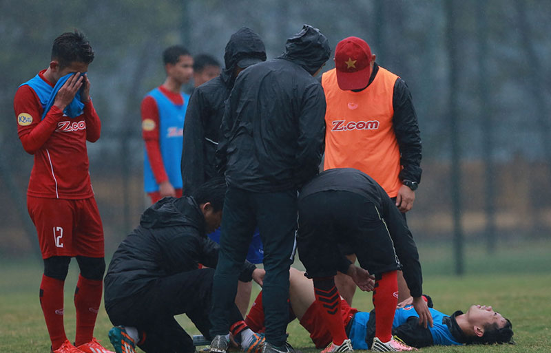 Công Phượng gập cổ chân, nằm đau đớn trên sân tập